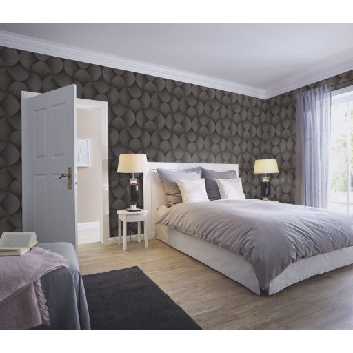 Legyezőre hasonlító grafikus elemek lendületes 3D mintája antracit/sötétszürke és ezüstszürke tónus fémes hatás tapéta