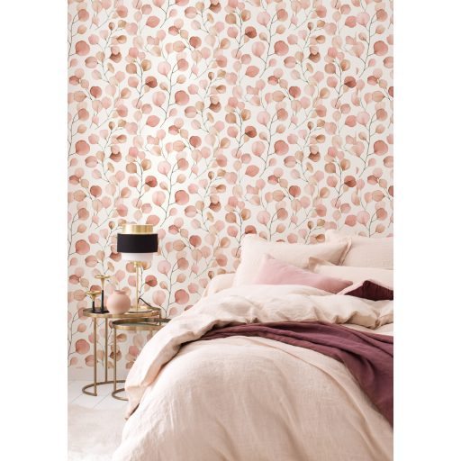 Könnyed és légies eukaliptuszlevelek terülnek szét a falon krémfehér korall és vörös tónus tapéta