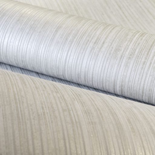 Csíkos mintázatú domborított felületű minta fémes kiemelésekkel krémszürke szürke és ezüstszürke tónus tapéta