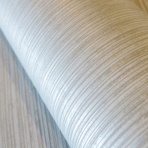 Csíkos mintázatú domborított felületű minta fémes kiemelésekkel krémszürke szürke és ezüstszürke tónus tapéta