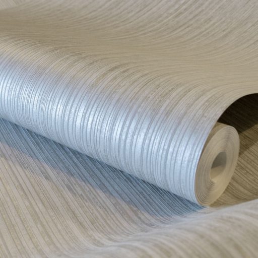 Csíkos mintázatú domborított felületű minta fémes kiemelésekkel krémszürke szürke és ezüstszürke tónus tapéta