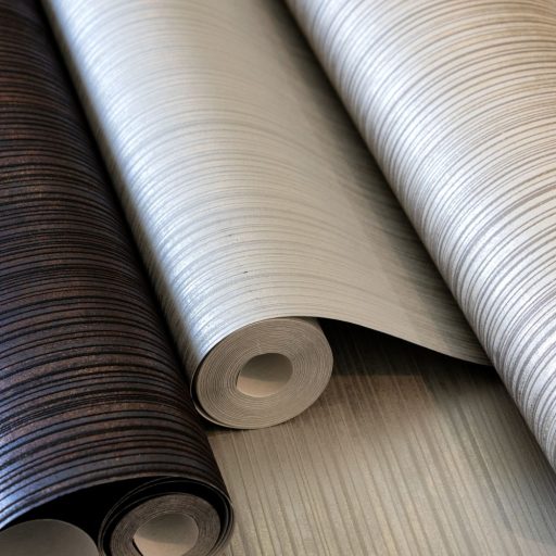 Csíkos mintázatú domborított felületű minta fémes kiemelésekkel krémszürke szürke és ezüstszürke tónus tapéta