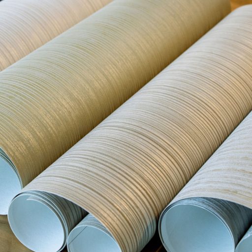 Csíkos mintázatú domborított felületű minta fémes kiemelésekkel bézs homokszín barna és arany tónus tapéta