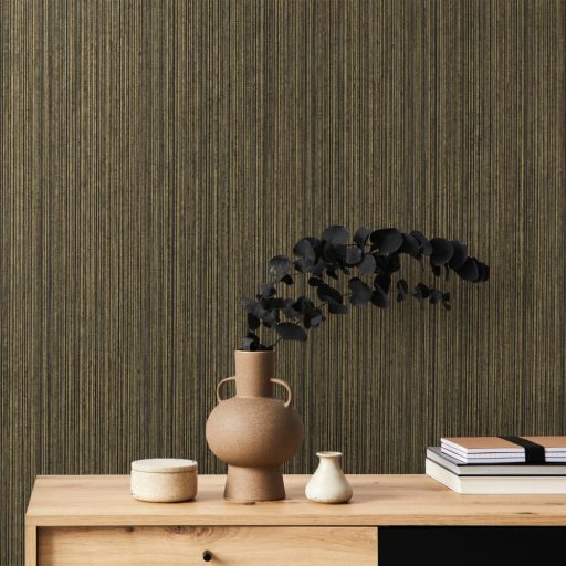 Csíkos mintázatú domborított felületű minta fémes kiemelésekkel borostyán antracit barna és arany tónus tapéta