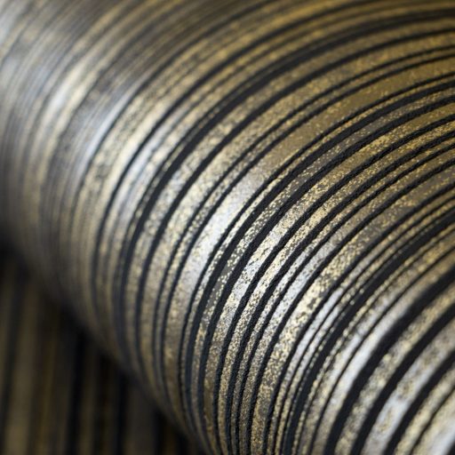 Csíkos mintázatú domborított felületű minta fémes kiemelésekkel borostyán antracit barna és arany tónus tapéta