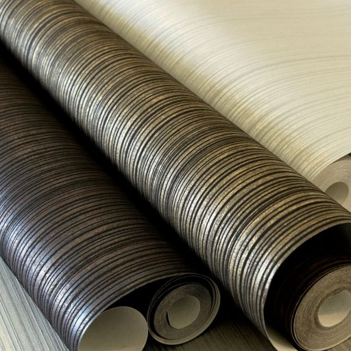 Csíkos mintázatú domborított felületű minta fémes kiemelésekkel borostyán antracit barna és arany tónus tapéta