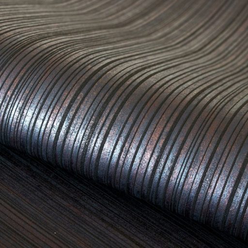 Csíkos mintázatú domborított felületű minta fémes kiemelésekkel óceánkék antracit lila és roségold/bronz tónus tapéta