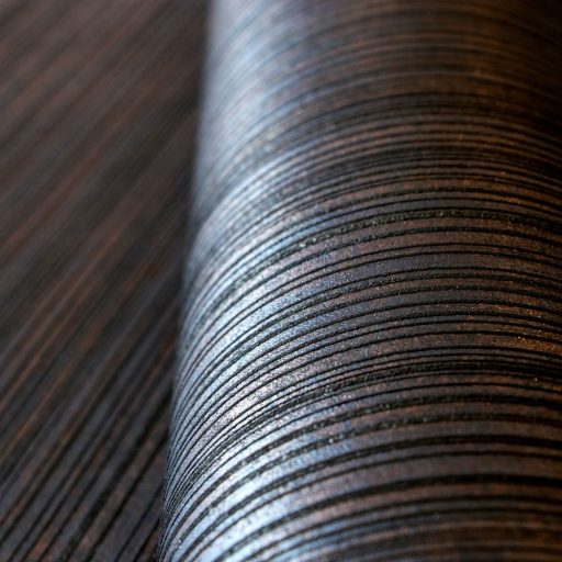 Csíkos mintázatú domborított felületű minta fémes kiemelésekkel óceánkék antracit lila és roségold/bronz tónus tapéta