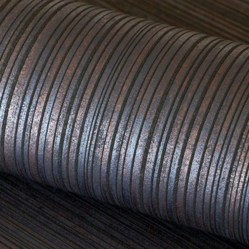 Csíkos mintázatú domborított felületű minta fémes kiemelésekkel óceánkék antracit lila és roségold/bronz tónus tapéta