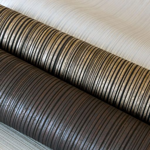 Csíkos mintázatú domborított felületű minta fémes kiemelésekkel óceánkék antracit lila és roségold/bronz tónus tapéta