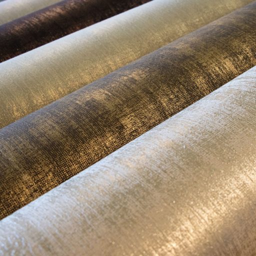 Kézzelfogható és vizuális élmény! Dombornyomott minta speciális csillogó hatással krém bézs és arany tónus tapéta