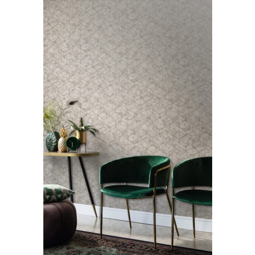 Rasch Andy Wand 649642 Geometrikus grafikus 3D hatszögek kombinációja betonhatású alapon fémes gyöngyház világosszürke szürkésbarna tapéta