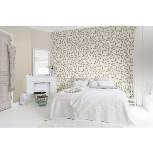 Könnyed szellősen kúszó levelek mintázata törtfehér barna rézszín fémes kiemelés tapéta