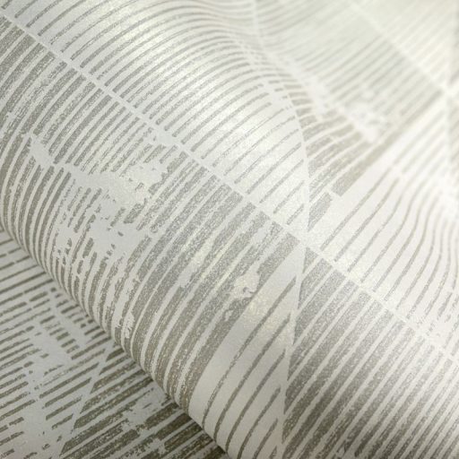 Váltakozó háromszögek kopottas megjelenésben meg-megszakadó vonalakkal elefántcsont ezüstszürke és csillogó fémes arany tapéta