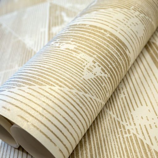 Váltakozó háromszögek kopottas megjelenésben meg-megszakadó vonalakkal krém bézs és csillogó fémes arany tapéta