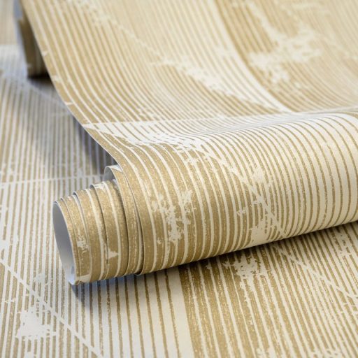 Váltakozó háromszögek kopottas megjelenésben meg-megszakadó vonalakkal krém bézs és csillogó fémes arany tapéta