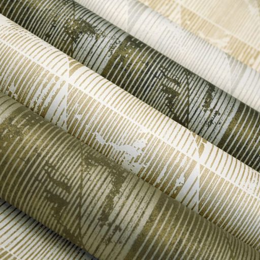 Váltakozó háromszögek kopottas megjelenésben meg-megszakadó vonalakkal krém bézs és csillogó fémes arany tapéta