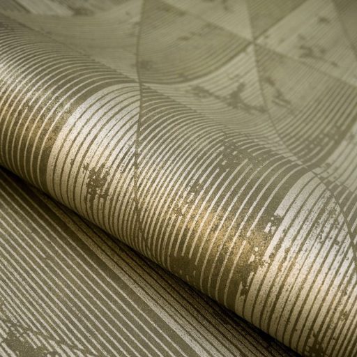 Váltakozó háromszögek kopottas megjelenésben meg-megszakadó vonalakkal barna szürkésbarna és csillogó fémes arany tapéta