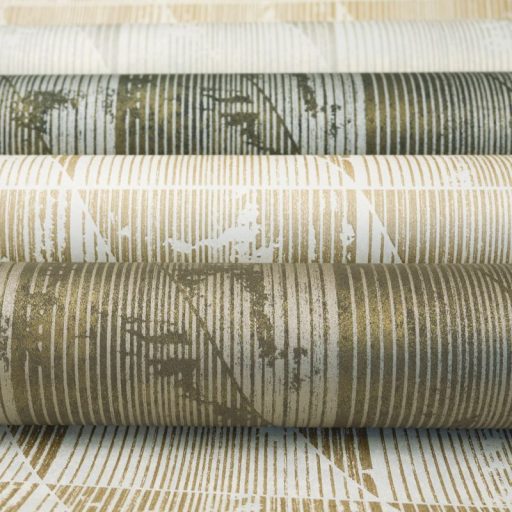 Váltakozó háromszögek kopottas megjelenésben meg-megszakadó vonalakkal barna szürkésbarna és csillogó fémes arany tapéta