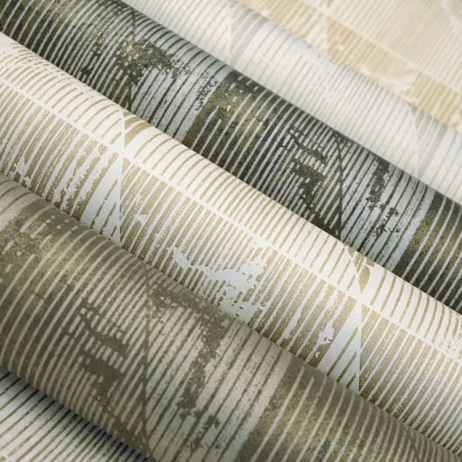 Váltakozó háromszögek kopottas megjelenésben meg-megszakadó vonalakkal ezüstszürke antracit és csillogó fémes arany tapéta