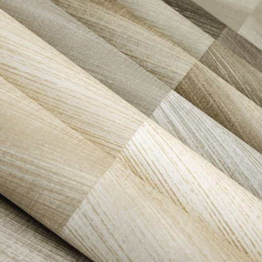 Halszálkába rendezett elegáns és természetes fa textúra mintázat szürke szürkésbarna és ezüstszürke finom fémes hatás tapéta