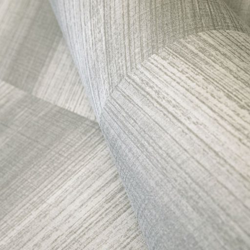 Halszálkába rendezett elegáns és természetes fa textúra mintázat világosszürke szürke és ezüstszürke finom fémes hatás tapéta