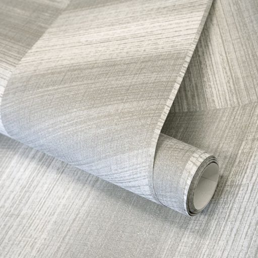 Halszálkába rendezett elegáns és természetes fa textúra mintázat világosszürke szürke és ezüstszürke finom fémes hatás tapéta