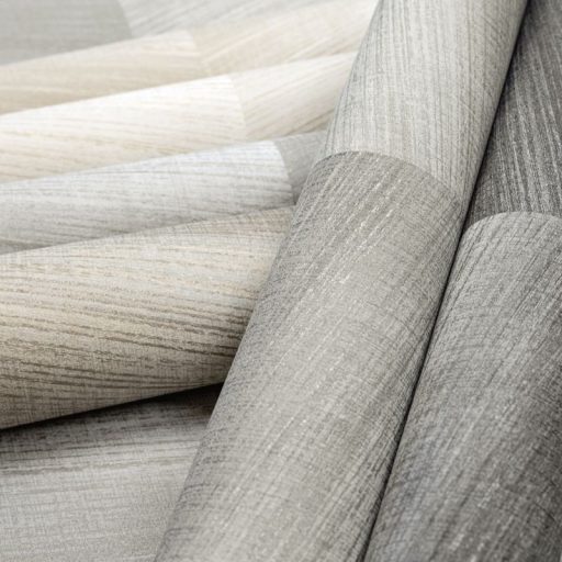 Halszálkába rendezett elegáns és természetes fa textúra mintázat világosszürke szürke és ezüstszürke finom fémes hatás tapéta