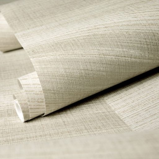 Halszálkába rendezett elegáns és természetes fa textúra mintázat homokszín/bézs és szürkésbarna finom arany fémes hatás tapéta