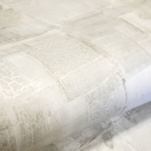 Festékrétegek átfedésében repedezett csillámló felületű töredezett grafikus minta elefántcsont fehér szürke ezüst tónus tapéta