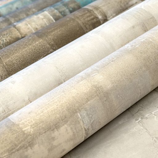 Festékrétegek átfedésében repedezett csillámló felületű töredezett grafikus minta elefántcsont fehér szürke ezüst tónus tapéta