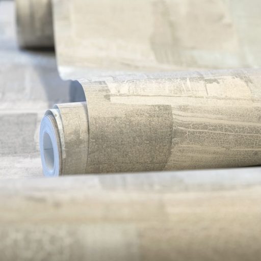 Festékrétegek átfedésében repedezett csillámló felületű töredezett grafikus minta homokszín bézs szürkésbézs és fehér tónus tapéta