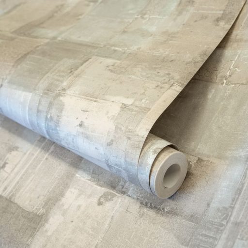 Festékrétegek átfedésében repedezett csillámló felületű töredezett grafikus minta homokszín bézs szürkésbézs és fehér tónus tapéta