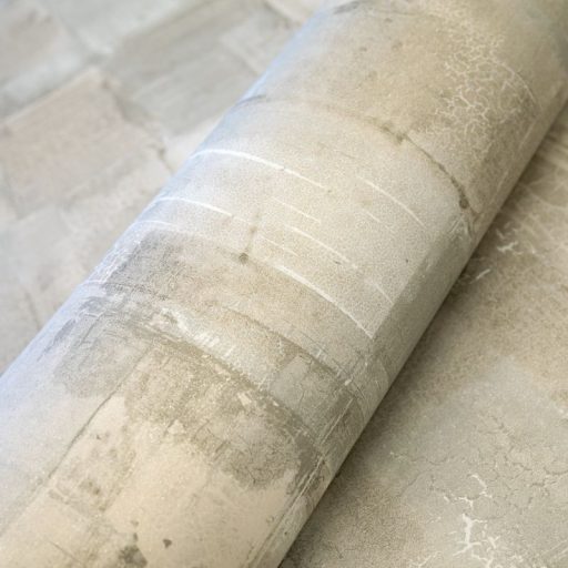 Festékrétegek átfedésében repedezett csillámló felületű töredezett grafikus minta homokszín bézs szürkésbézs és fehér tónus tapéta