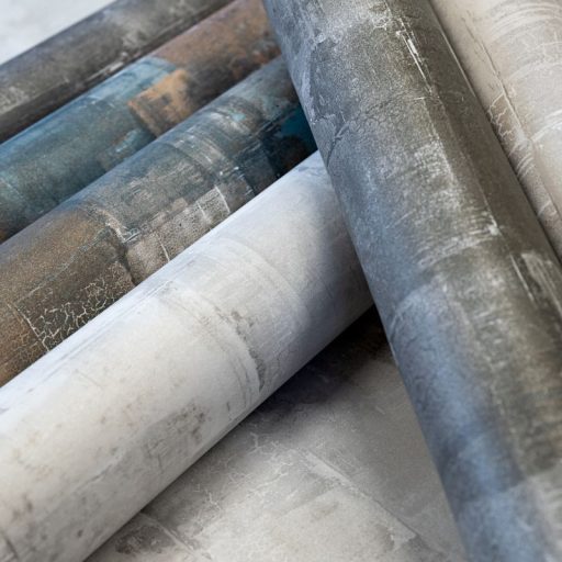 Festékrétegek átfedésében repedezett csillámló felületű töredezett grafikus minta szürke sötétszürke ezüst és fehér tónus tapéta