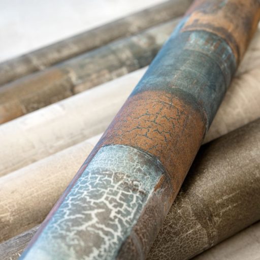 Festékrétegek átfedésében repedezett csillámló felületű töredezett grafikus minta kék bronz fehér vöröses és rozsdabarna tónus tapéta