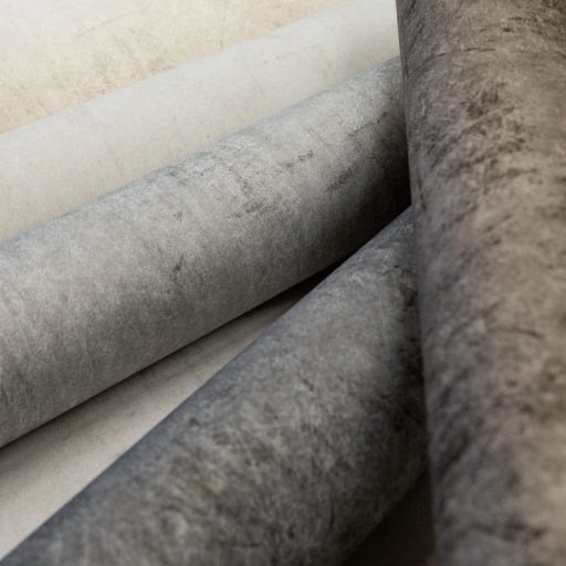 Karcolt beton/valokat hatású texturált minta homokszín és bézs tónus enyhe arany csillogás tapéta