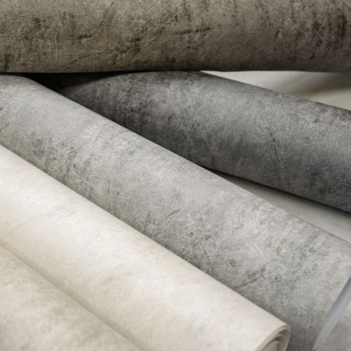 Karcolt beton/valokat hatású texturált minta szürke és sötétszürke tónus enyhe arany csillogás tapéta