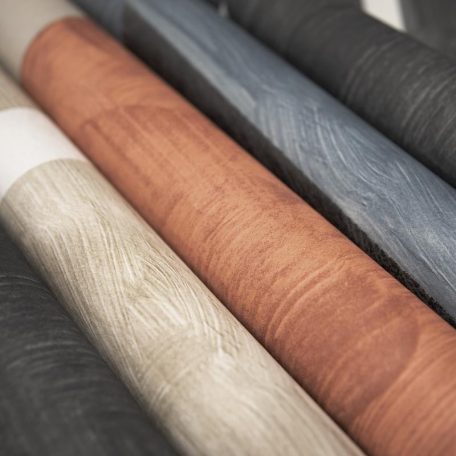 Absztrakt geometrikus műalkotás! Festett félkörök és négyzetek átfedése narancs terrakotta és fémes szürkésbézs tónus tapéta