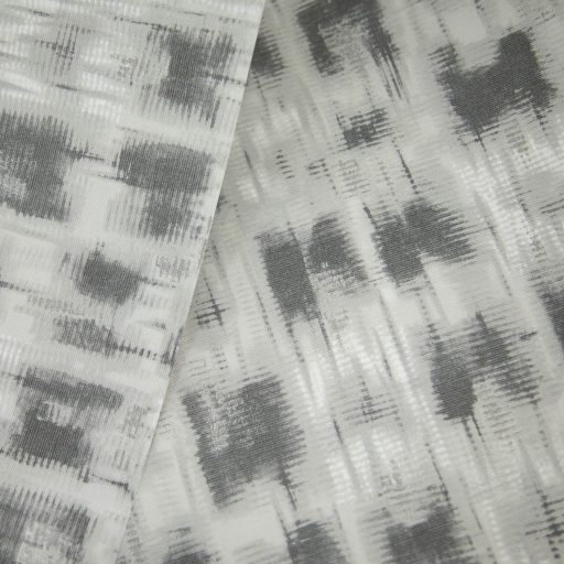 Monokróm Ikat minta elmosódó geometriai formákkal fekete szürke és fehér tónus tapéta