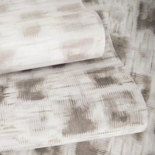 Monokróm Ikat minta elmosódó geometriai formákkal meleg földszínek - krém bézs és mogyoróbarna tónus tapéta