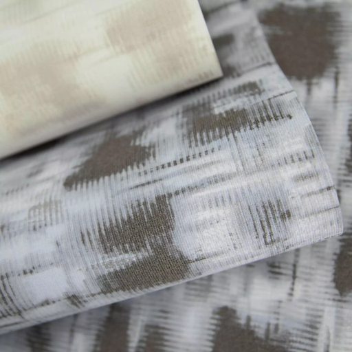 Monokróm Ikat minta elmosódó geometriai formákkal kékesszürke lágy acélkék és meleg szürke tónus tapéta