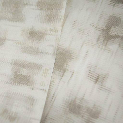 Monokróm Ikat minta elmosódó geometriai formákkal lenszín krémfehér pezsgő és halvány bézs tónus tapéta