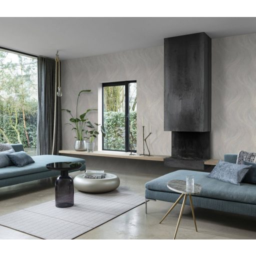 Finoman hullámzó texturált minta a homokdűnék eleganciájával szürkésbézs/szürkésbarna és ezüst tónus finom mintafény tapéta