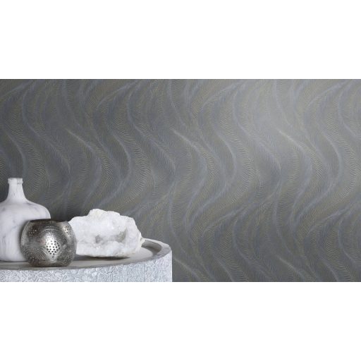 Finoman hullámzó texturált minta a homokdűnék eleganciájával szürke szürkésbarna kék arany és ezüst tónus finom mintafény tapéta