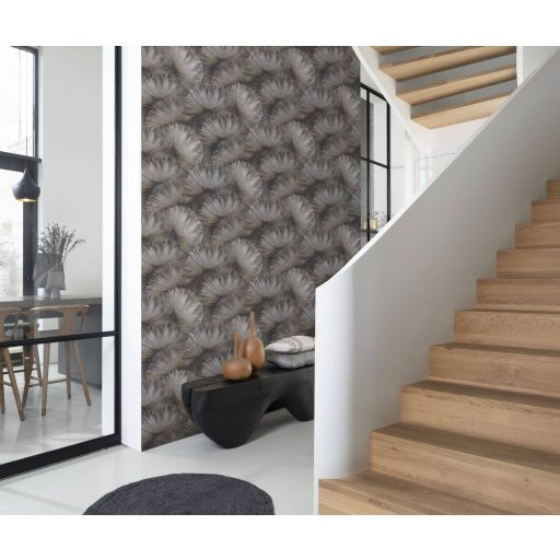 Nagyméretű legyezőformák tüzijátékként robbannak be a térbe grafitszürke szürkésbarna pezsgő és arany finom mintafény tapéta