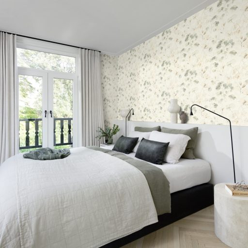 Bohém és romantikus akvarell áttetsző botanikai/virág minta krém/krémfehér zöld/zöldesszürke és bézs tónus tapéta