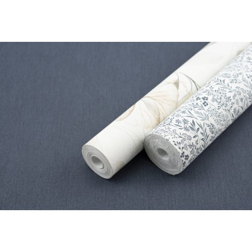 Sűrű mégis légies kompozíció - mikro-botanikus virág és levél rajzolat krémfehér és porcelánkék/acélkék tónus tapéta