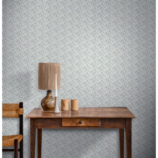 Sűrű mégis légies kompozíció - mikro-botanikus virág és levél rajzolat krémfehér és porcelánkék/acélkék tónus tapéta