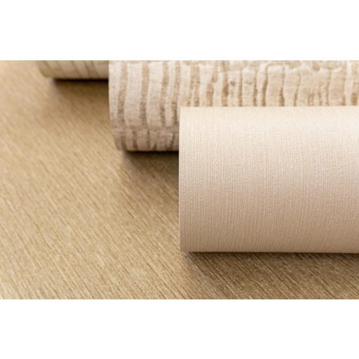 Finom textúrájú enyhén fémes hatású diszkrét egyszínű minta bézs/világosbézs/őszibarack tónus tapéta